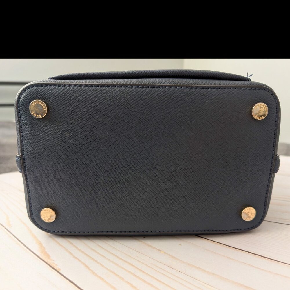 Michael Kors Bucket Bag with Detatchable Crossbody Strap & Matching Wristlet - Picture 6 of 12